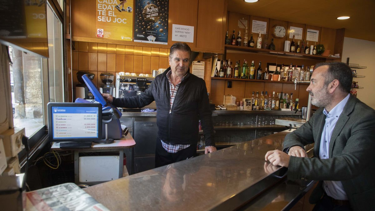 Josep Maria Salvadó, propietario del Cafè Estació de Tàrrega, ayer junto a la terminal de lotería tras el sorteo extraordinario. - EFE