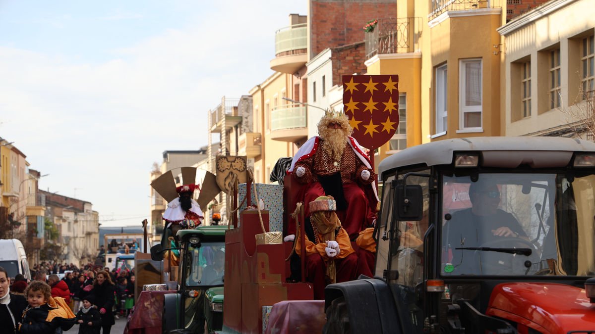 Una de las carrozas que formaron parte de la cabalgata que desfiló ayer por Torrefarrera. - AMADO FORROLLA