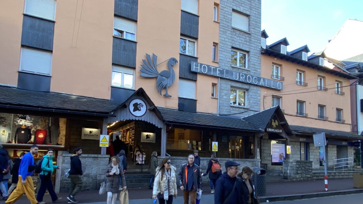 Visitantes a la entrada de un hotel en Vielha el pasado fin de semana. - EDGAR ALDANA