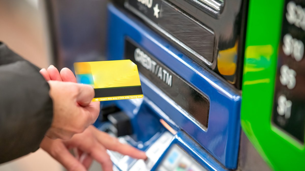 Una persona utilizando su tarjeta de crédito.