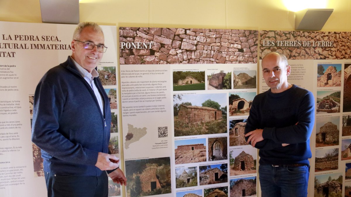 El alcalde de Torrebesses, Mario Urrea, y el técnico de Reto Demográfico, Manel Pellicer, en el Centre d' interpretació de la pedra seca de Torrebesses.