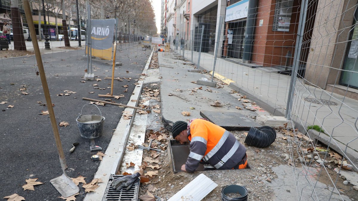Operaris treballant ahir al migdia a les obres de rambla Ferran, que duraran fins al maig. - MAGDALENA ALTISENT