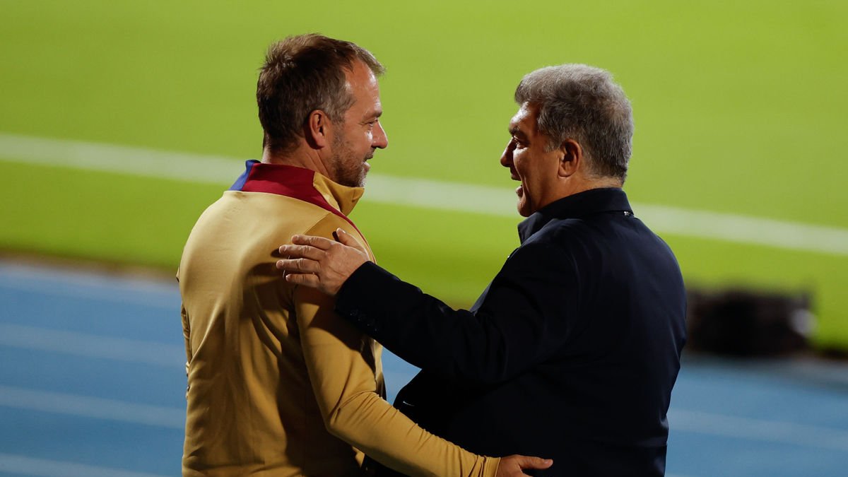 Joan Laporta va assistir ahir a la sessió d’entrenament de l’equip a Jidda i va saludar Hansi Flick. - EFE