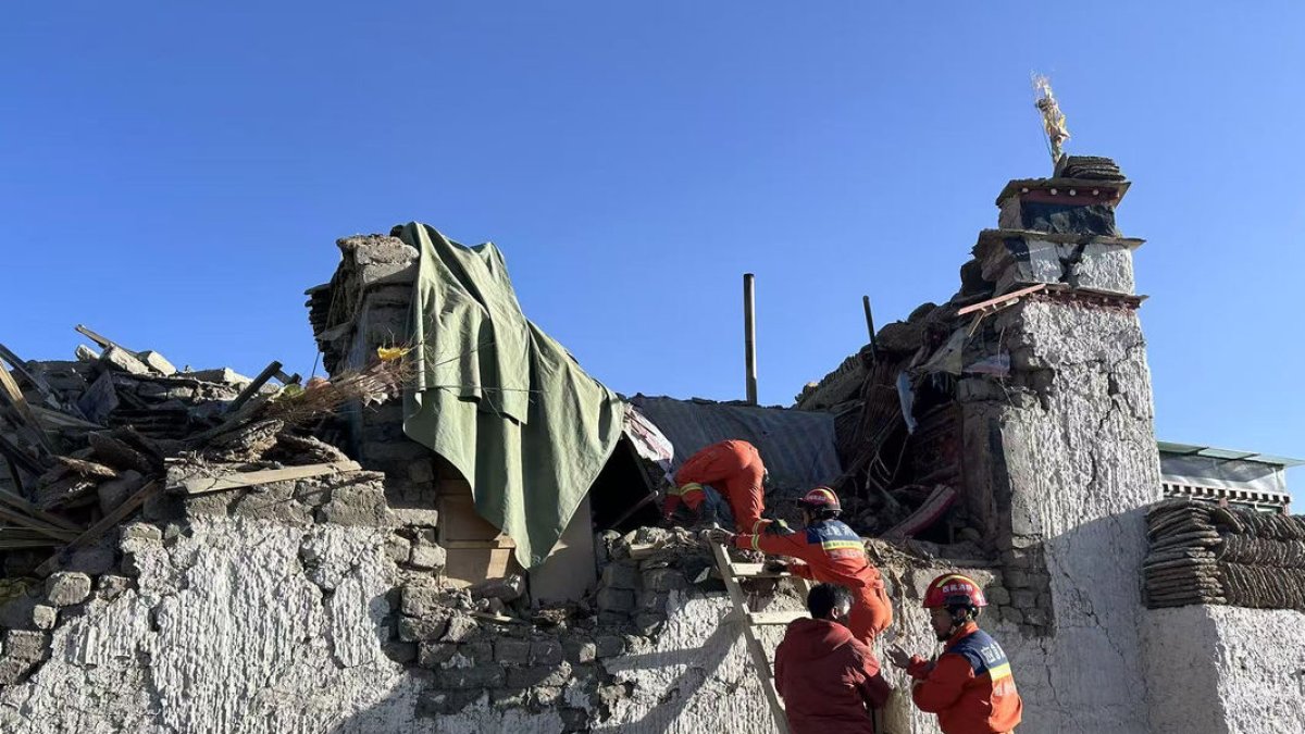 Miembros de los servicios de búsqueda y rescate tras el terremoto en Tíbet. - EFE/EPA/XINHUA
