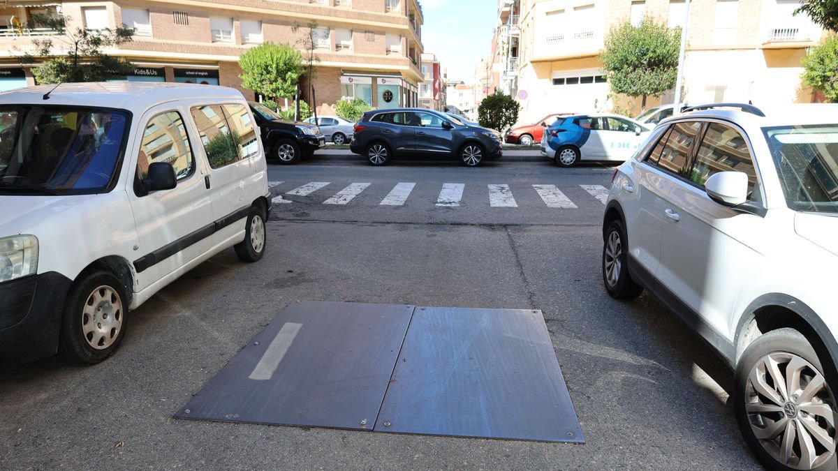 Un dels carrers amb plaques de ferro per tapar clots. - J. GÓMEZ