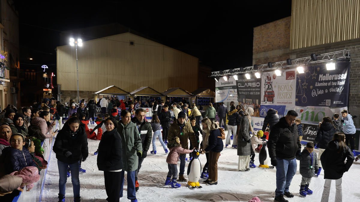 La pista de gel, plena de públic durant les festes. - J. GÓMEZ