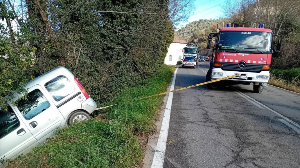 Rescaten els dos ocupants d'un cotxe després d'un accident a Ponts - BOMBERS