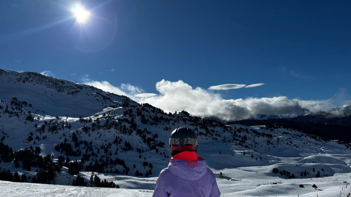 Una esquiadora a les pistes de Baqueira aquest Nadal.