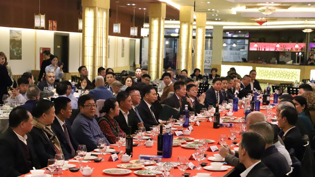 Más de cien personas asistieron a la renovación de la presidencia en el restaurante Sushi Zheng. - MAGDALENA ALTISENT