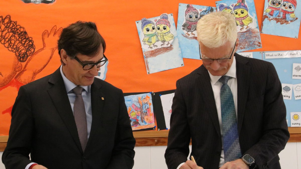 Illa y Schleicher firmaron el convenio en una escuela de Barcelona. - ACN