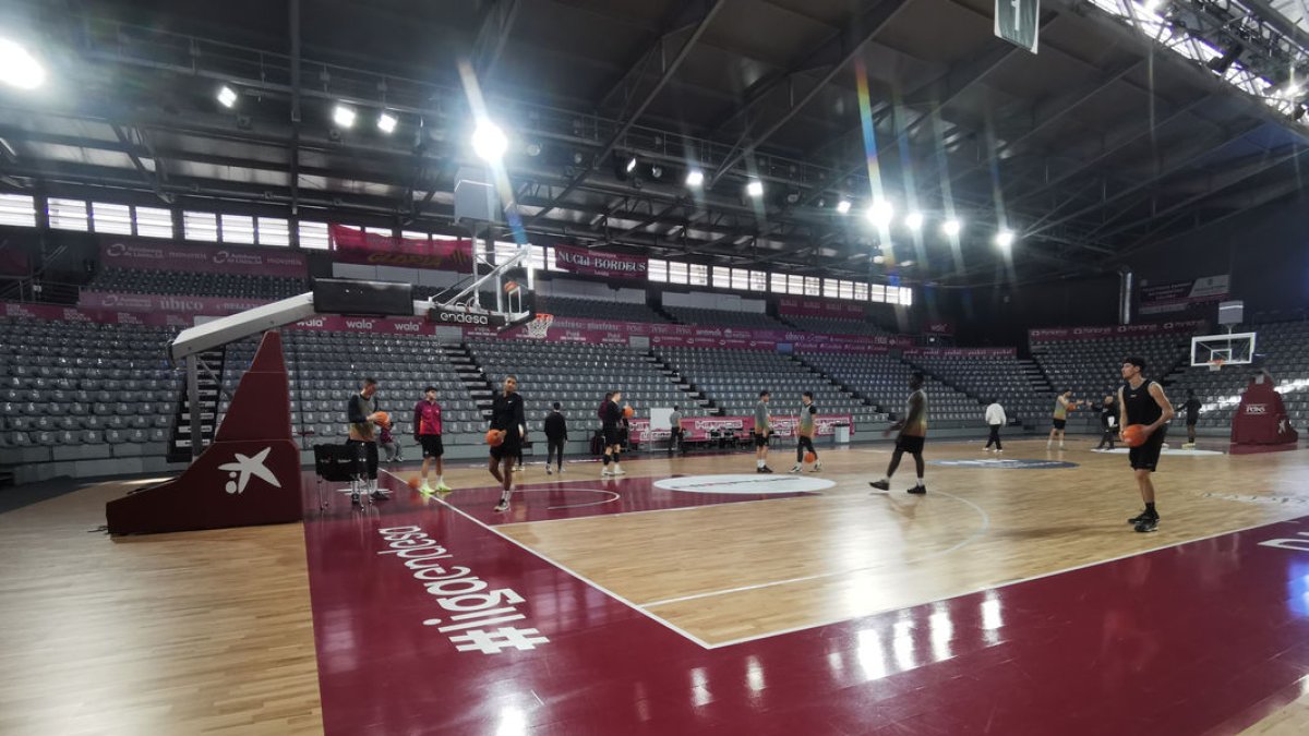 El equipo se entrenó ayer sin Hasbrouck, que se quedó al margen por unas molestias musculares.