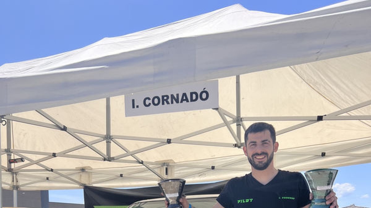 Ivan Cornadó posa amb el trofeu de campió.