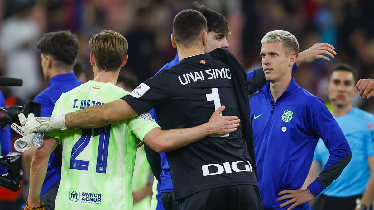 Dani Olmo, que podrà jugar la final, va baixar al final del partit per saludar els seus companys. - EFE