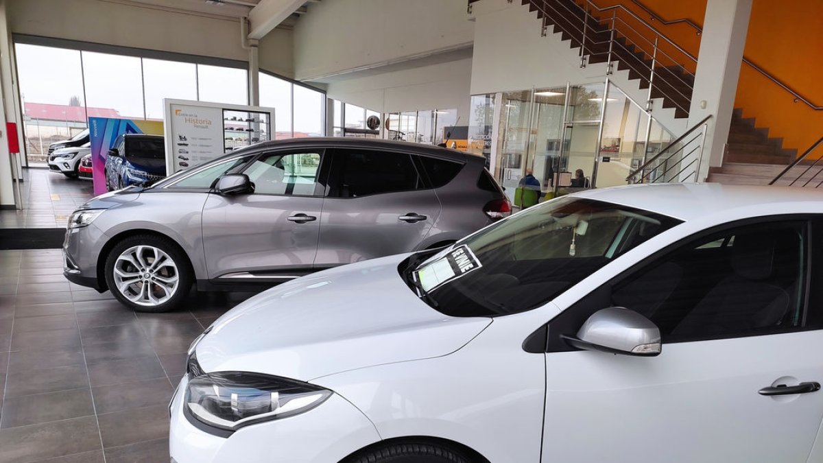 Vehículos de ocasión listos para su venta en un concesionario. - EUROPA PRESS