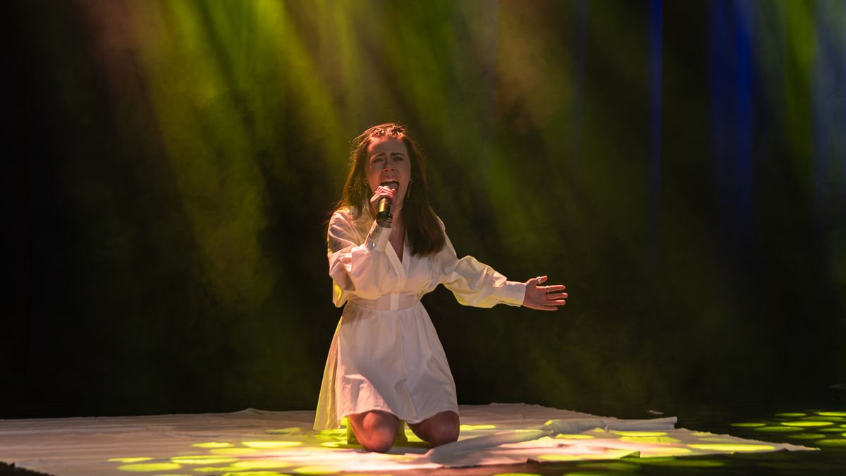 Xènia Páez va interpretar ‘Lluita’, un tema propi sobre salut mental, en la passada edició d’Alpitalent. - LA SEXTA