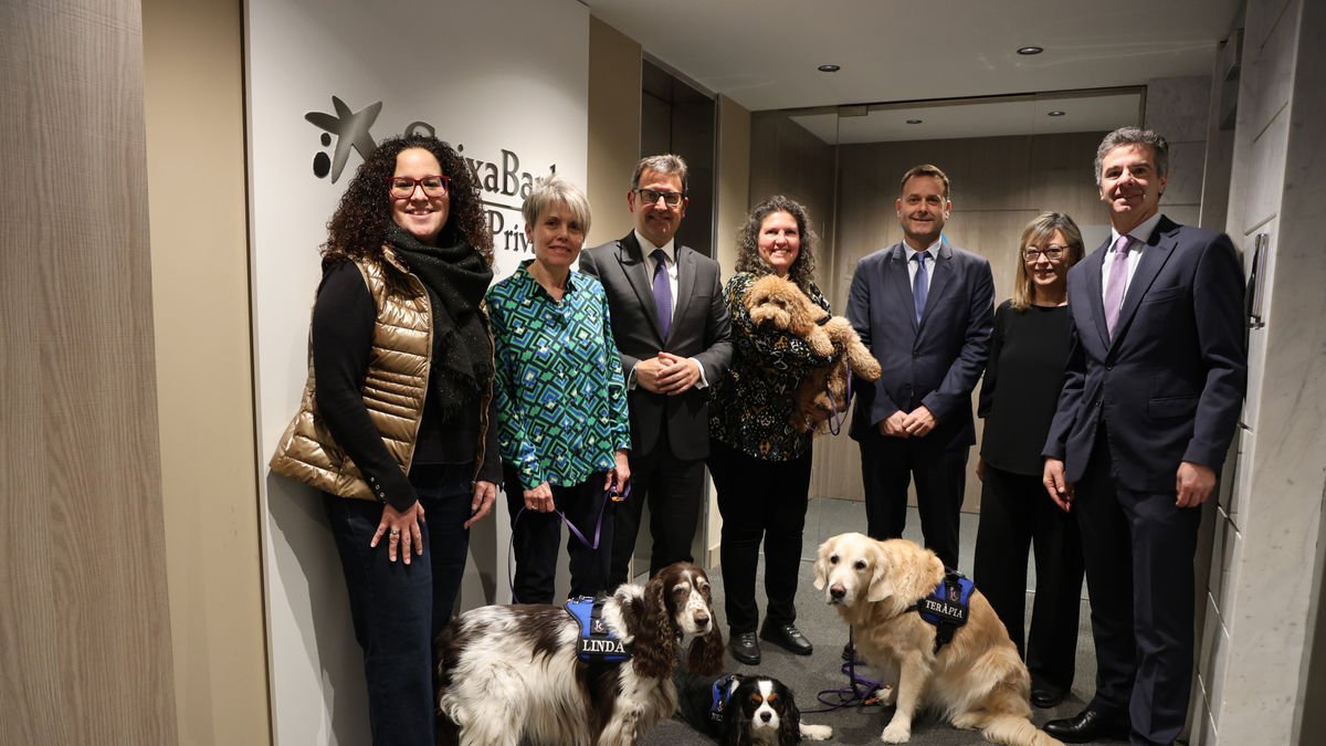 Responsables de CaixaBank y profesionales implicados en Ilerkan posaron ayer junto a Vilma, Linda, Nemo y Laika. - AMADO FORROLLA