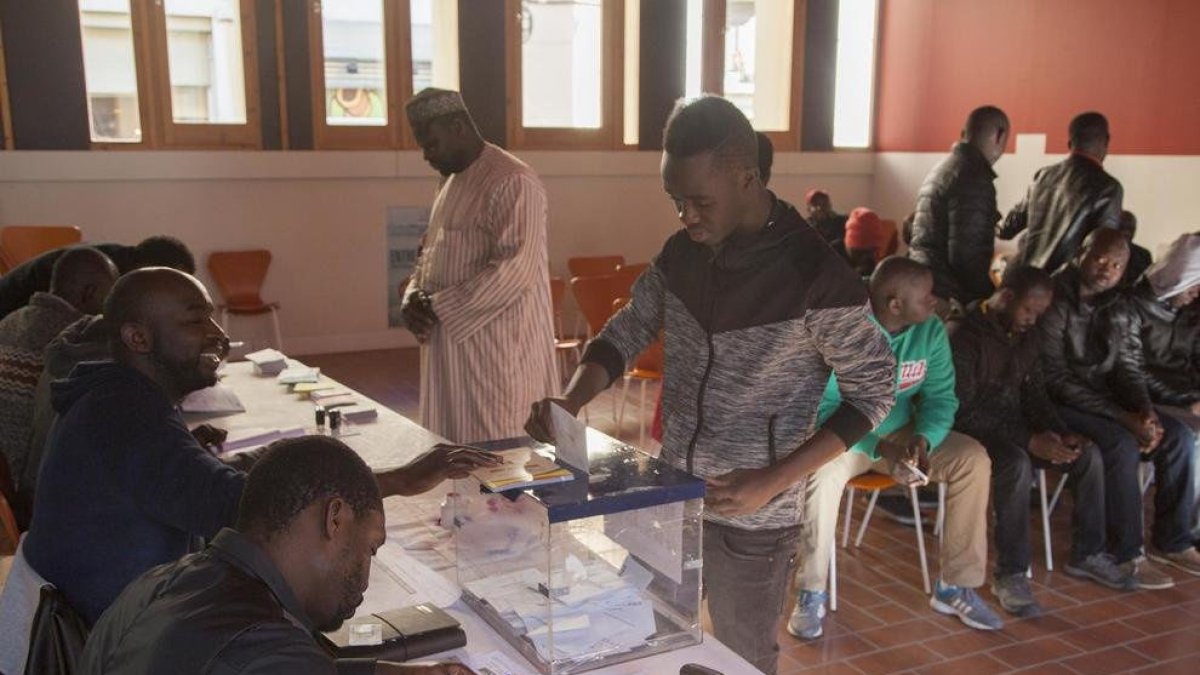 Ciutadans senegalesos residents a Guissona participen en les eleccions presidencials del país africà des de la Segarra.