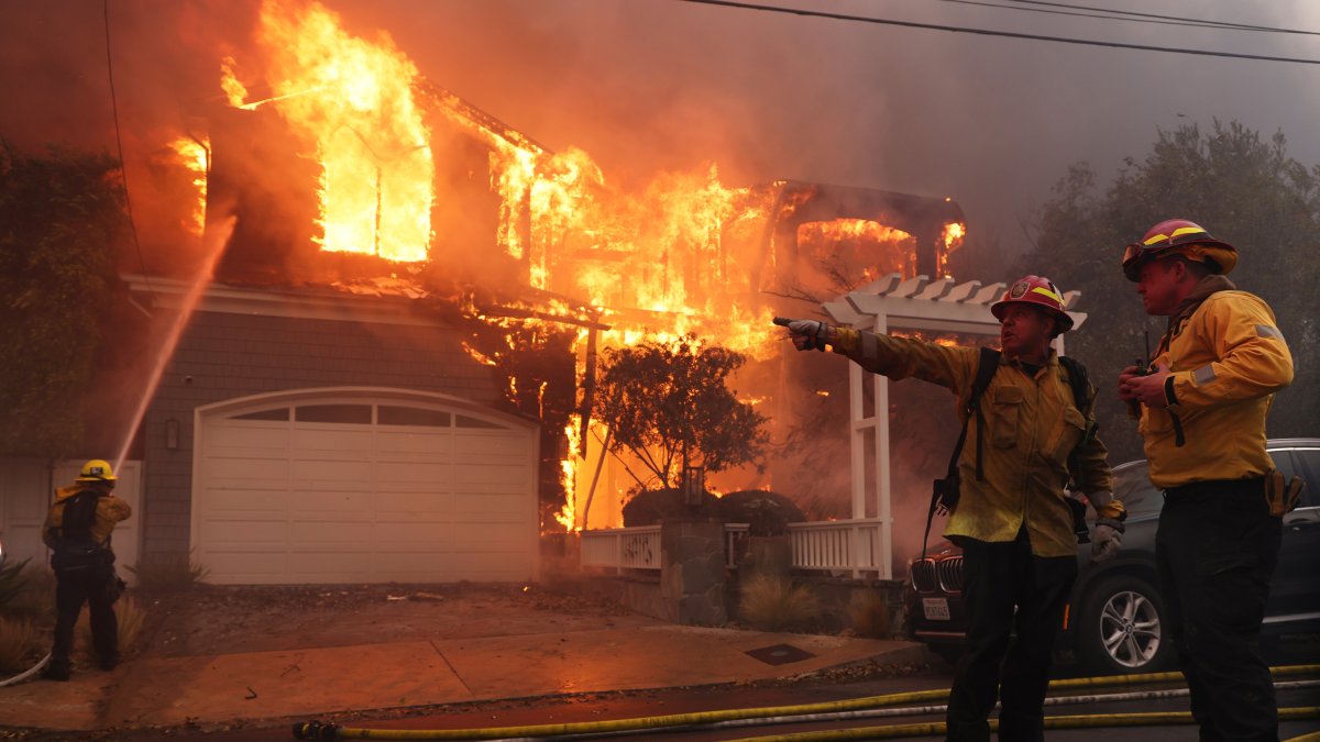Bomberos apagando un icendio en Los Angeles. Jonathan Alcorn / Zuma Press / ContactoPhoto