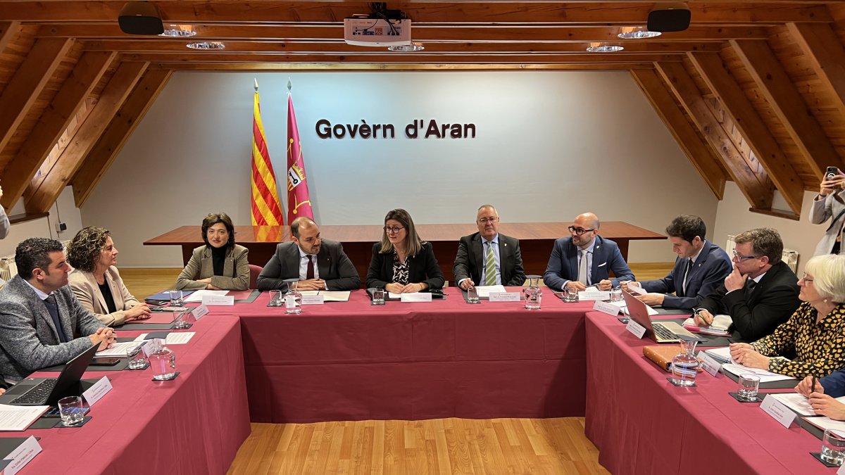 El conseller de la Presidencia, Albert Dalmau, y la síndica de Arán, Maria Vergés Pérez, han presidido la reunión de la Comisión Bilateral Generalitat-Conselh Generau de Arán, en Vielha.