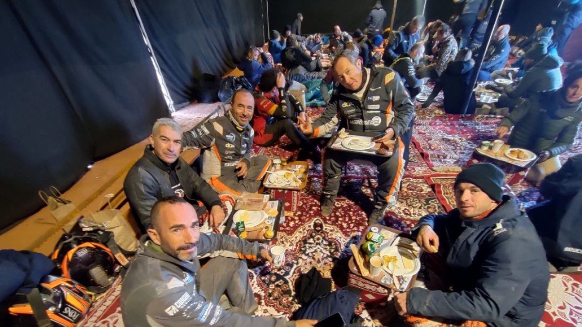 Jordi Esteve i Eduard Pons, durant l’esmorzar al campament del Dakar.