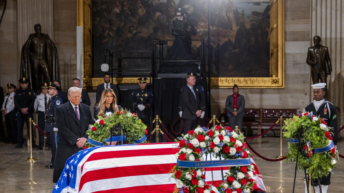 Trump i la seua esposa Melania, davant del taüt de Jimmy Carter. - EFE/EPA/SHAWN THEW
