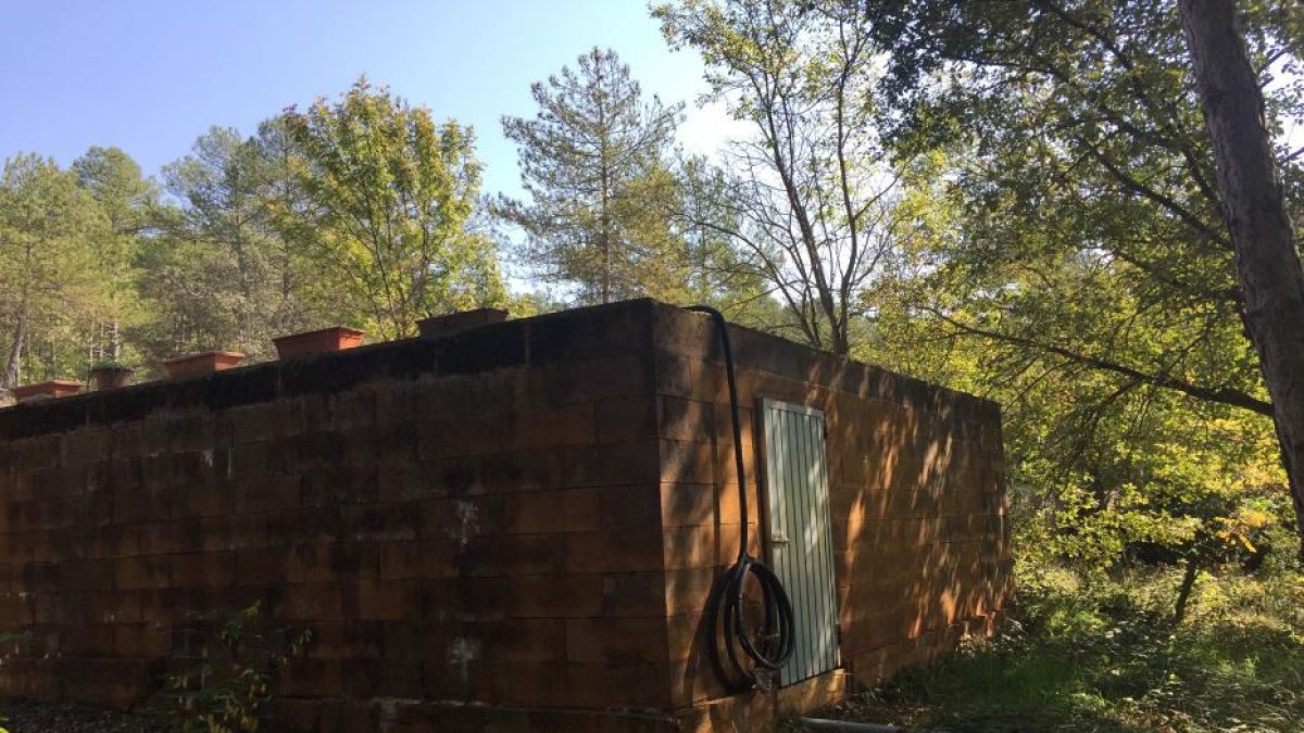 La construcción ilegal, antes de ser derribada.