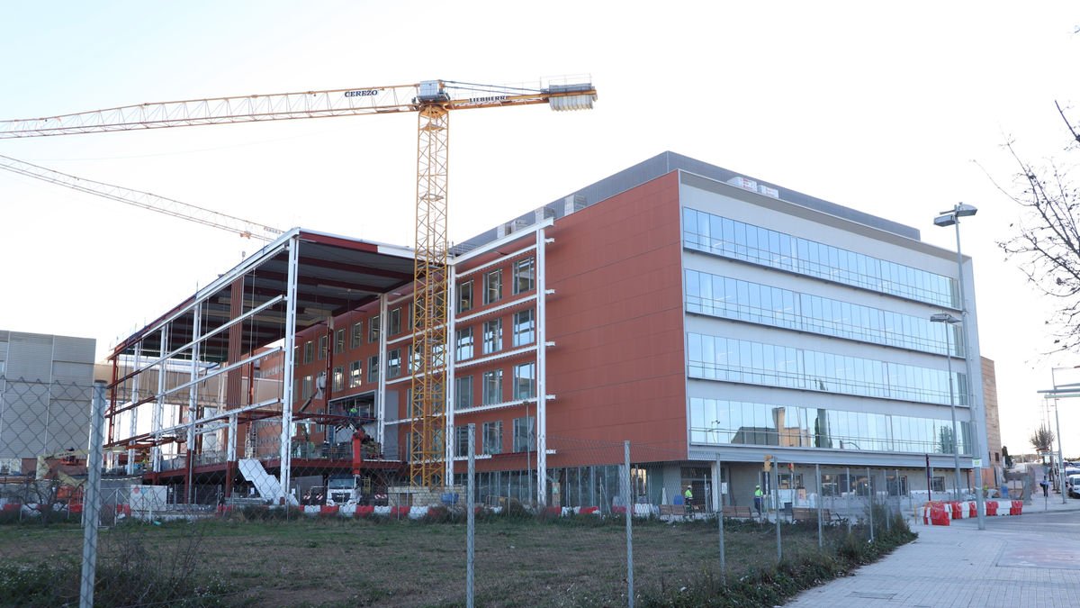 L’atri de l’Arnau pren forma ■ L’estructura que unirà el nou edifici de consultes externes de l’Arnau (que s’espera acabar de construir al març) amb l’edifici principal i l’Arnauet pren forma. L’atri ja està cobert majoritàriame ... - MAGDALENA ALTISENT