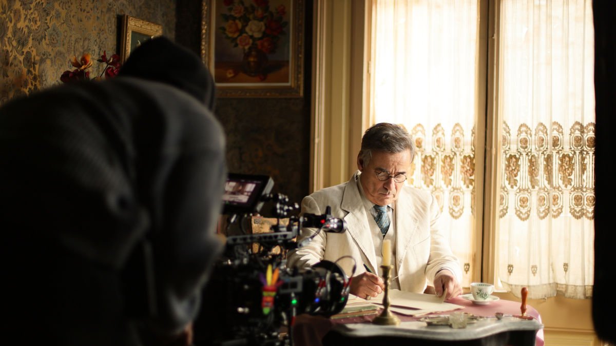 El actor Eduard Fernàndez protagoniza el anuncio, en la Casa Museu Duran i Sanpere de Cervera. - NACHO GIRALT / ACADÈMIA DEL CINEMA CATALÀ