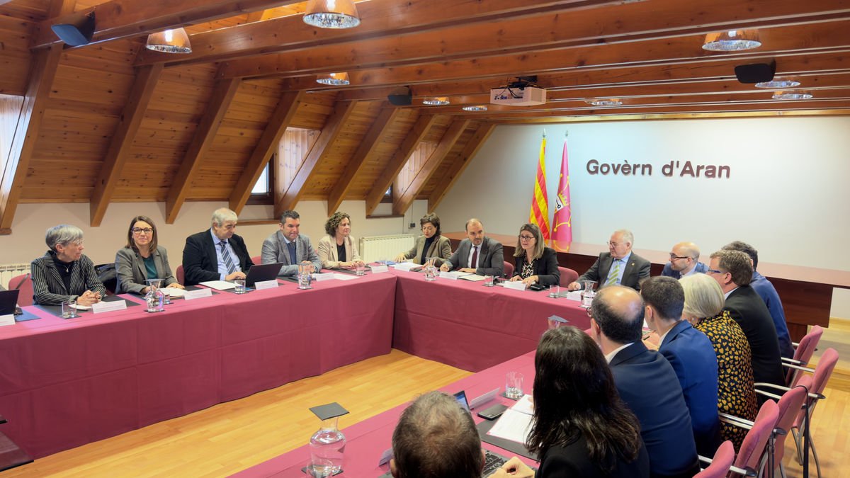 La reunió ahir de la comissió bilateral a la seu del Conselh Generau d’Aran. - CGA
