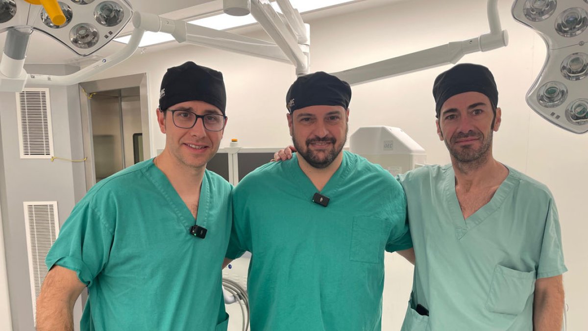 Jaume Pelegrí, David Garcia y Enrique Ramos, tras una intervención el viernes de la semana pasada. - CLÍNIC LLEIDA