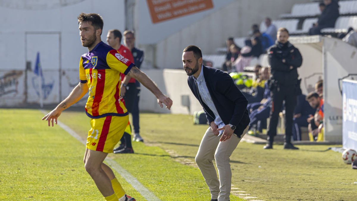 Marc Garcia dona indicacions durant l’últim partit, abans de Nadal, contra l’Andratx. - JORDI ECHEVARRIA