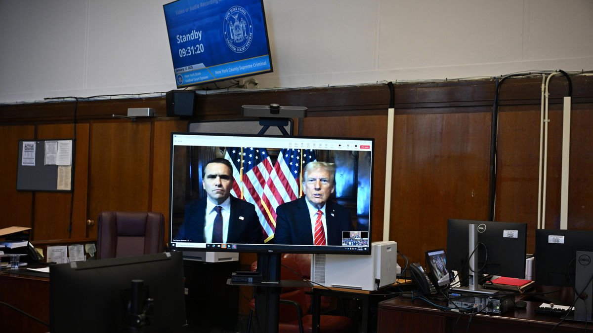 Donald Trump (derecha) y su abogado Todd Blanche en videoconferencia para escuchar la sentencia. - EFE