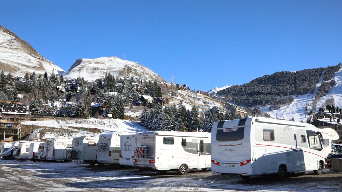Forgonetes e autocaravanes, estacionades aguesta sason d’iuèrn en Baqueira 1.500. - EDGAR ALDANA