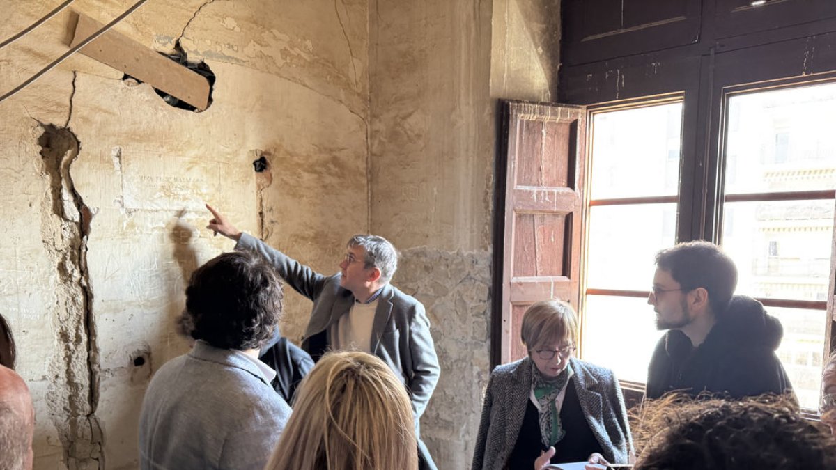 Càrrecs del PSC van visitar ahir les pintades de presos a la Universitat. - PAERIA DE CERVERA