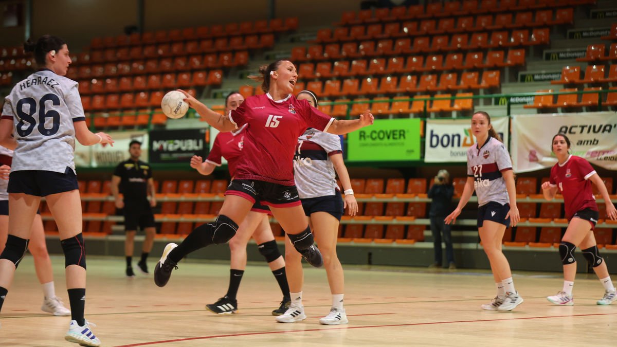 Caterina Casasola llança porta en una acció del partit d’ahir. - AMADO FORROLLA