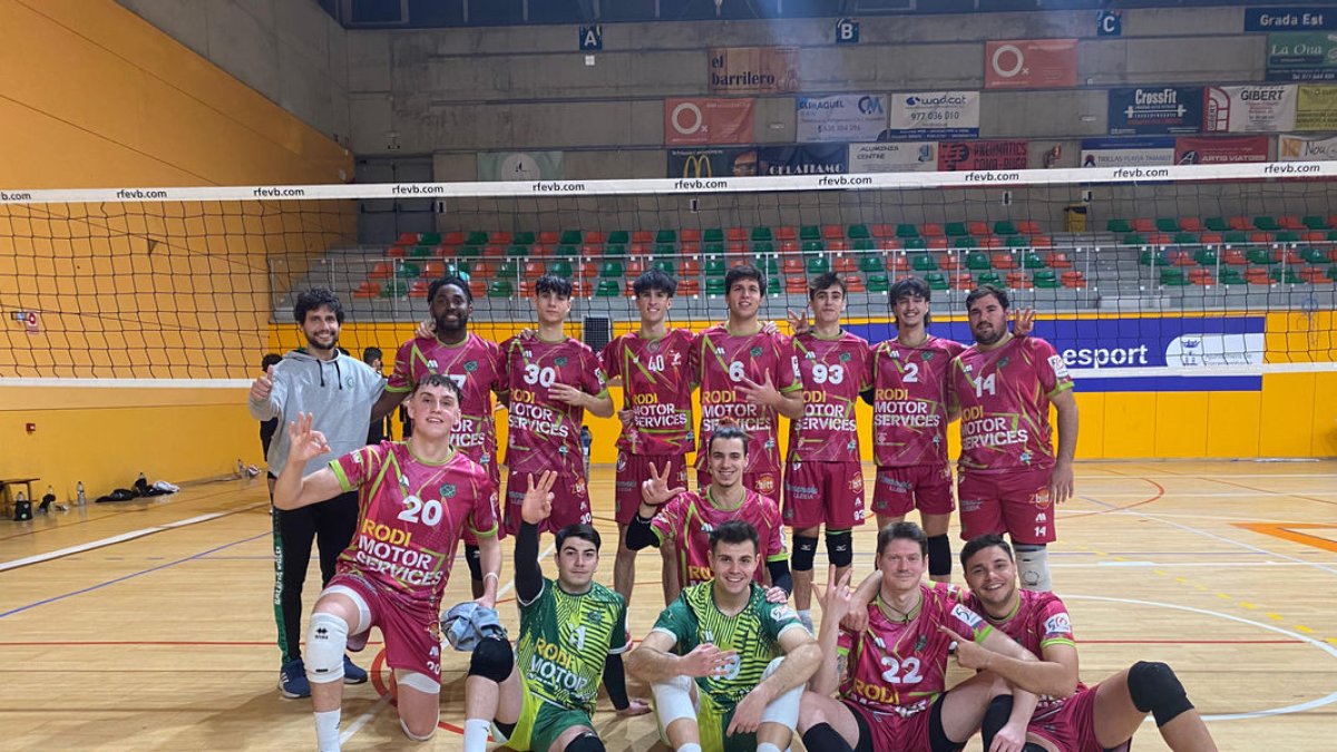 Els jugadors del Rodi Balàfia Vòlei celebren la victòria.