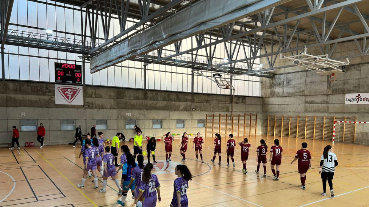Ambdós equips en els instants previs a l’inici del partit.