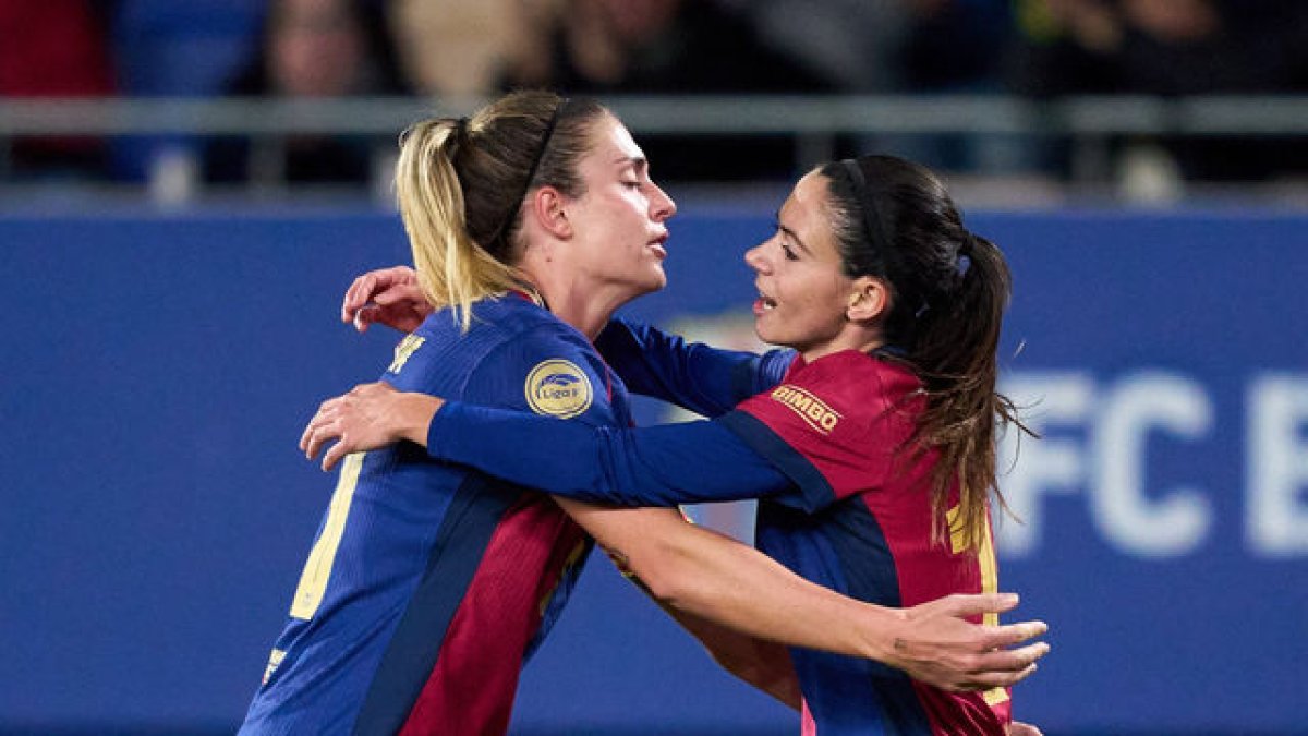 Alèxia i Aitana s’abracen després de fabricar el segon gol. - FCB FEMENÍ