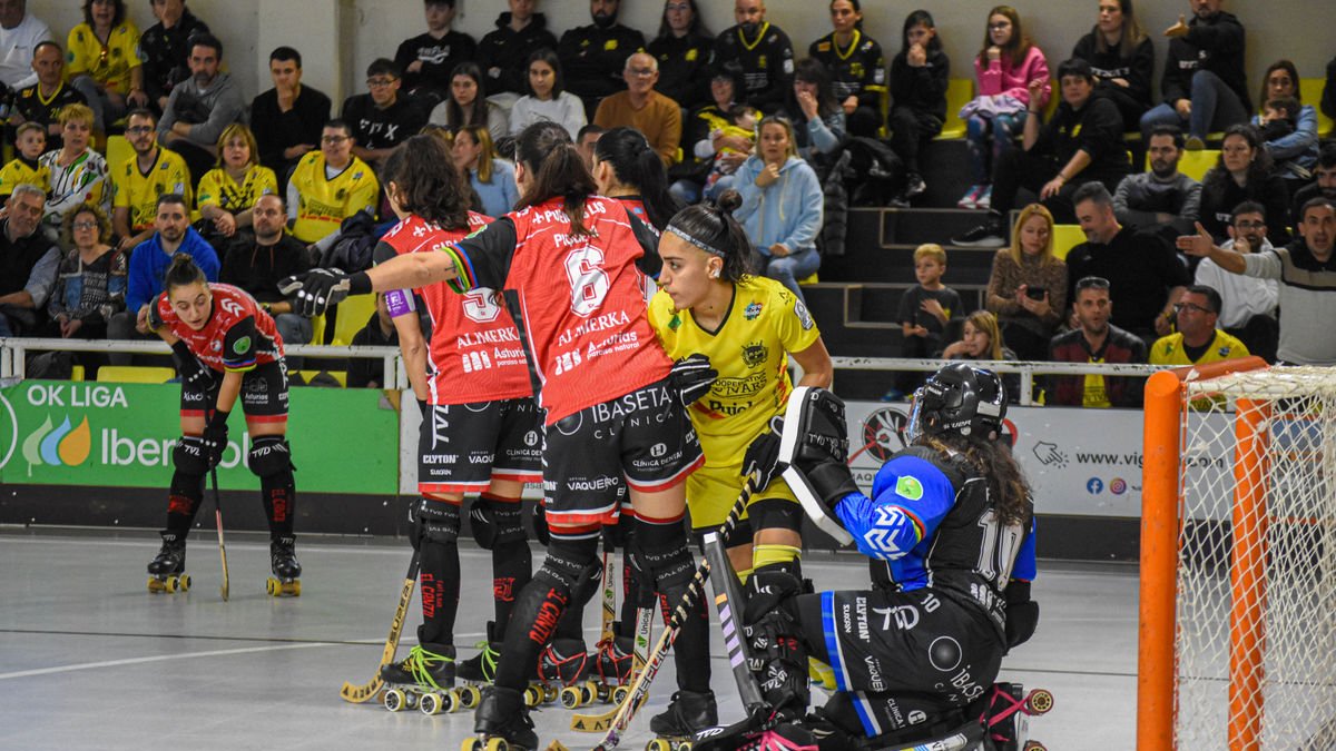 Gimena Gómez puga con Marta Piquero en una acción del partido de ayer. - CLARA LIÁÑEZ