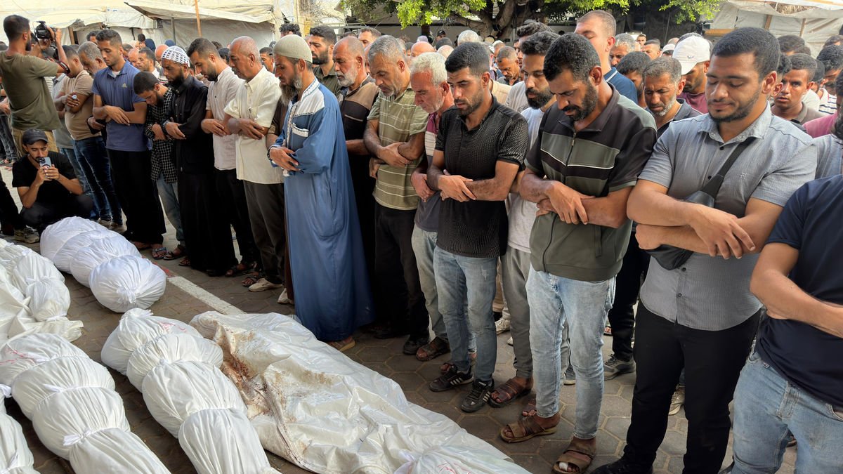 Cadàvers d’una mateixa família homenatjats a Az-Zawayda. - EFE