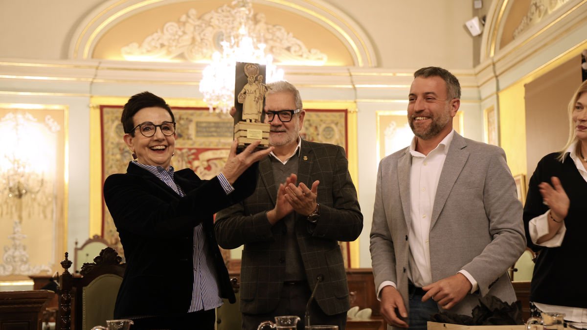 Carme Ruscalleda, amb Fèlix Larrosa i el president d’Els Pagesos, Marc Vives, que li va fer entrega d’un premi per ser la pregonera. - ASSOCIACIÓ DE VEÏNS DE LA PARTIDA DE LLÍVIA