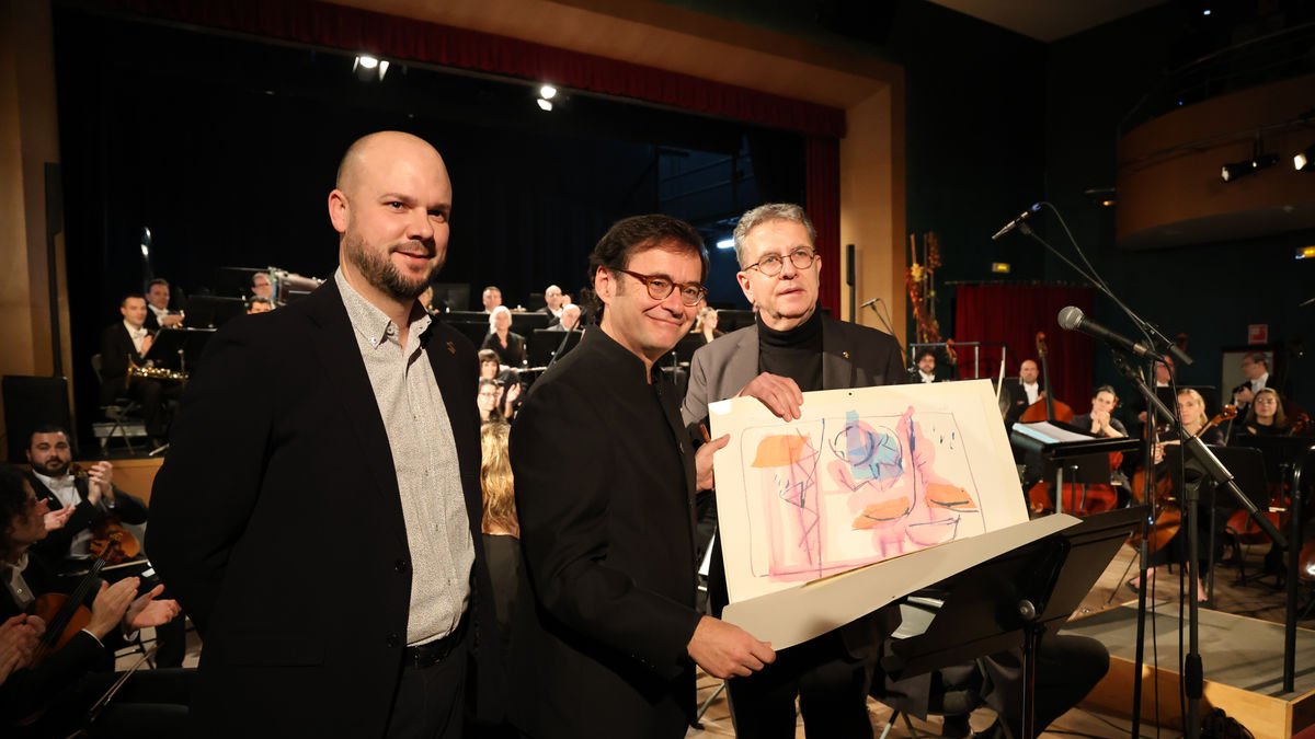 Reverté va rebre una litografia de Víctor Pérez Pallarés abans de dirigir el seu últim concert de l’OJC. - AMADO FORROLLA