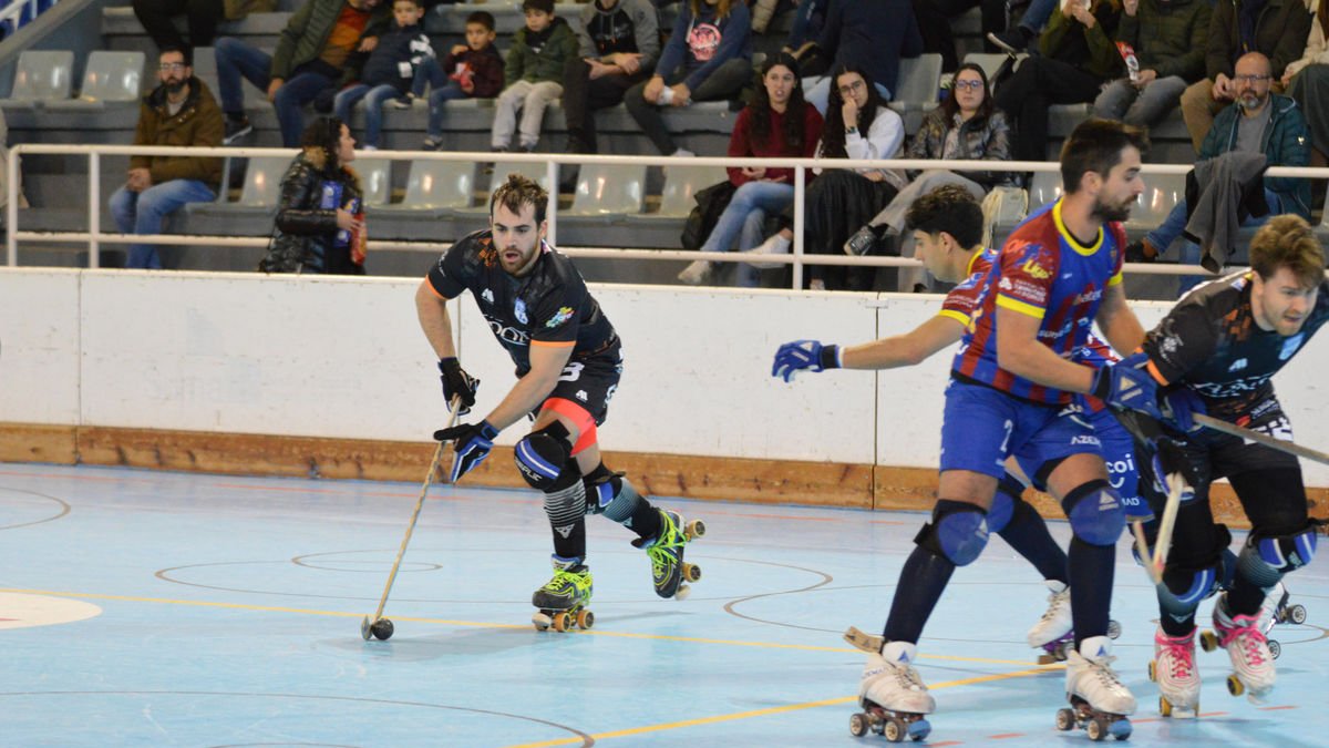 Jordi Badia, autor ahir dels dos gols del Pons Lleida, controla una bola en una acció del partit. - SEBASTIÀ MONCUSÍ