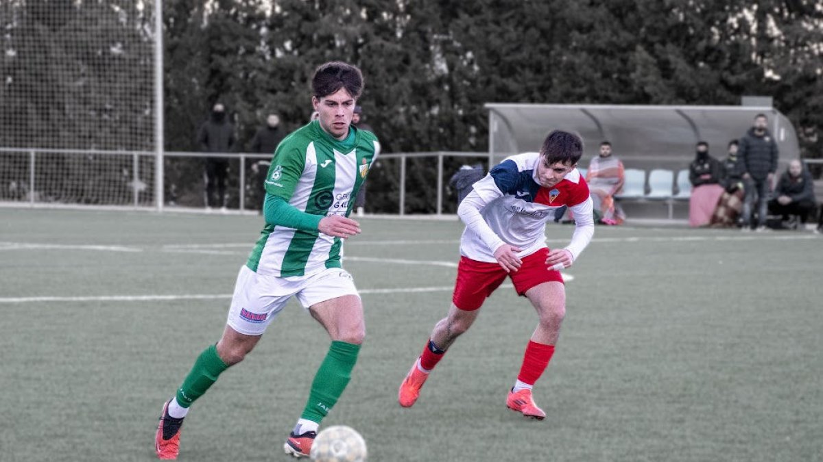 Un jugador de l’Alguaire avança amb la bola davant la pressió d’un rival. - JOAN INGLÉS
