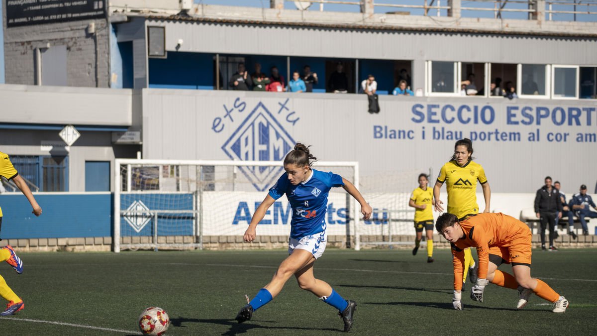 Noe Fernández define a placer tras superar a la portera para anotar el 2-0 y anotar su quinto gol en Liga, el tercero de forma consecutiva. - PAU PASCUAL PRAT