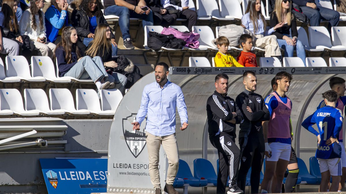 Marc Garcia dona indicacions des de la banqueta contra la SD Ibiza. - JORDI ECHEVARRIA