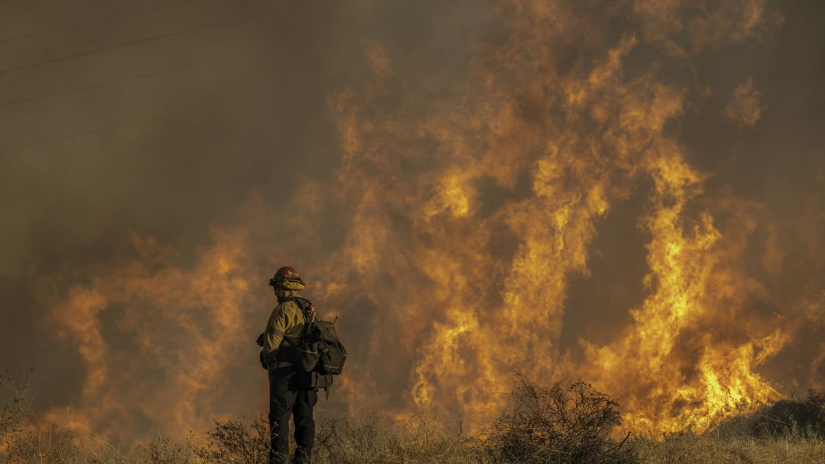 Un bomber davant les grans flames provocades per l’incendi de Palisades. - EUROPA PRESS