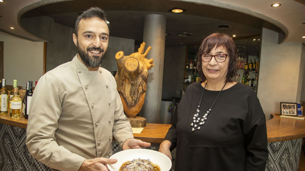 Xavier Arnau del Xopluc muestra su redondo con setas y almendra junto a la consellera Gràcia Auró. - LAIA PEDRÓS