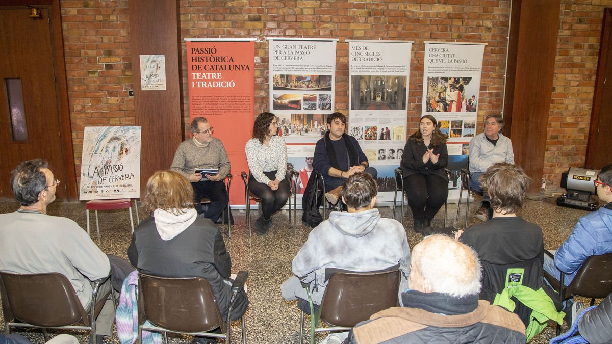 La presentación tuvo lugar ayer a mediodía en el vestíbulo del Gran Teatre de la Passió. - LAIA PEDRÓS