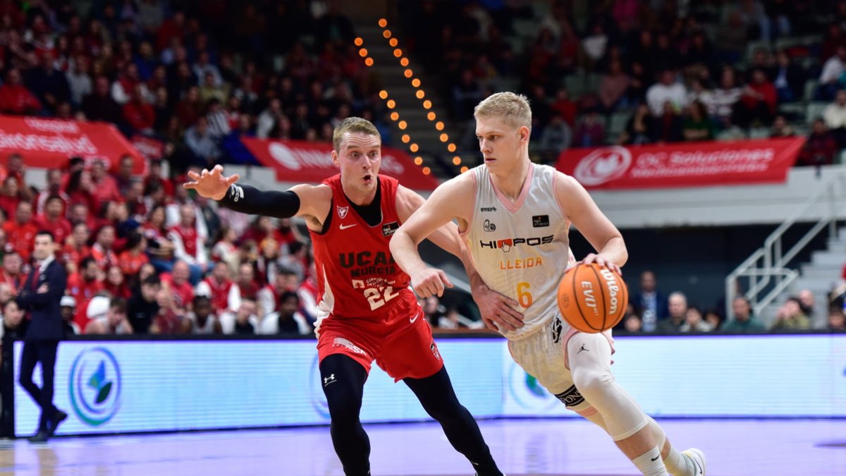 El suec Ludde Hakanson intenta aturar al base neerlandès Keye van der Vuurst. - ACB PHOTO / JAVIER BERNAL